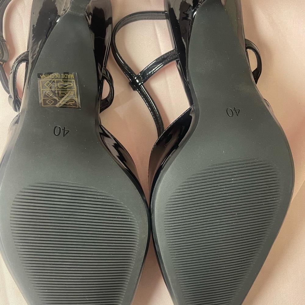 Pointed Toe Black Slingback Heels - Picture 6 of 6